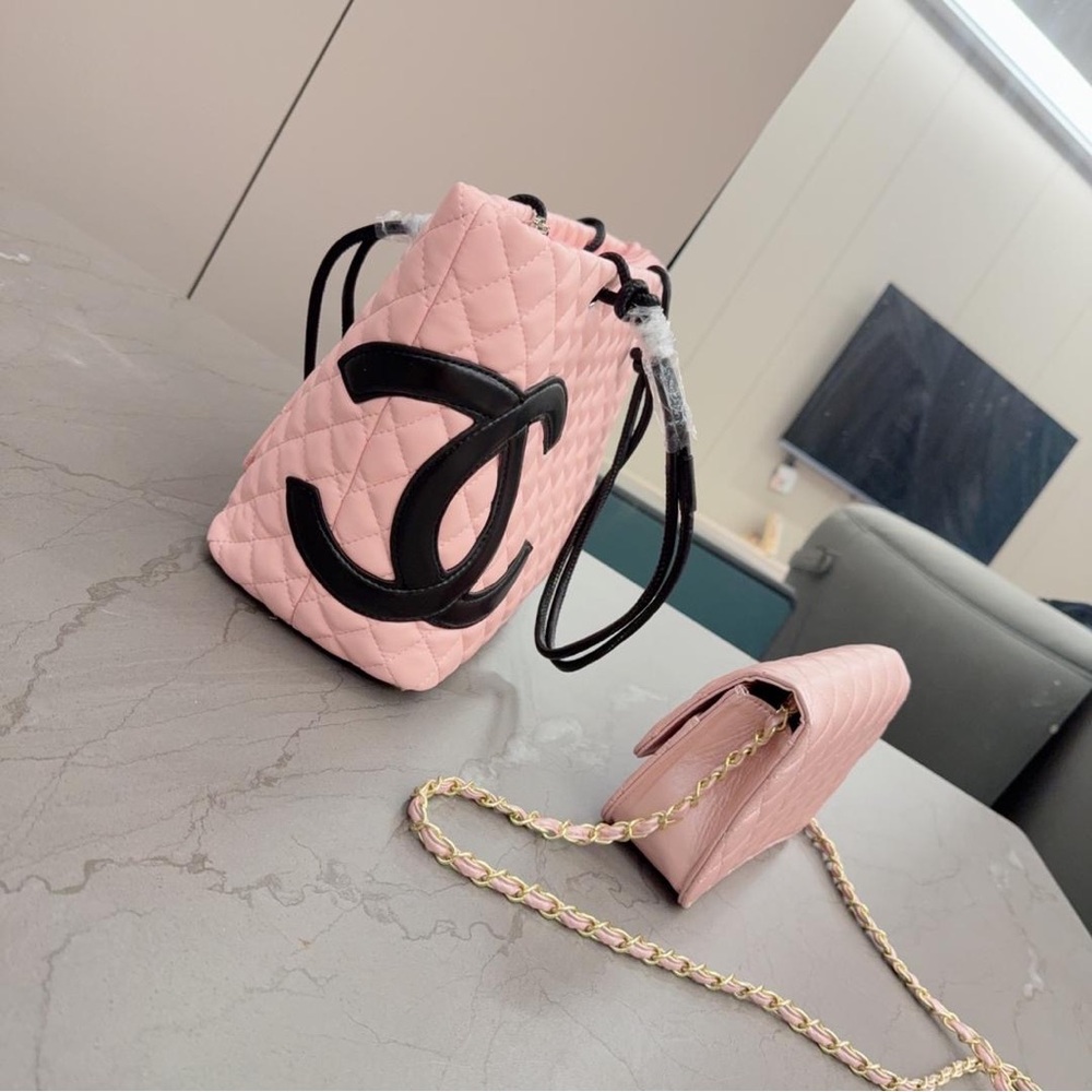 CHANEL Light Pink Quilted Handbag with Black Logo - Picture 3 of 4